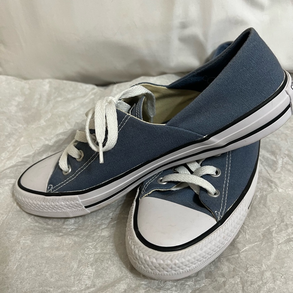 Converse sz 8.5 Blue and White Women's Sneakers EUC